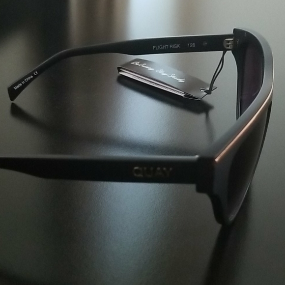 Quay Australia Flight Risk Sunglasses Black/Smoke - Picture 7 of 11